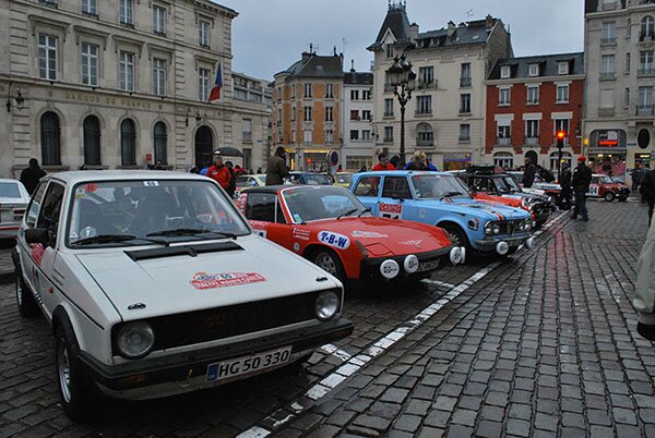 Les autos sont alignées sur le parvis, le public circule librement entre les autos. L'ambiance est très sage !!! (photo AnneB) 